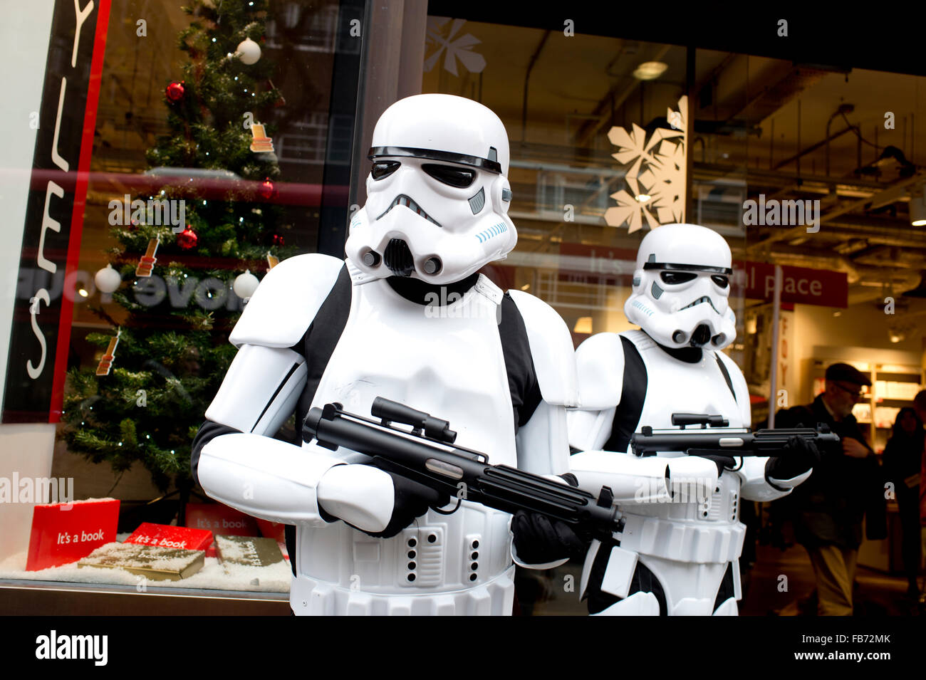 West End de Londres. Star Wars Stormtroopers sur la chaussée à l'extérieur Foyles Tottenham Court Road. Banque D'Images