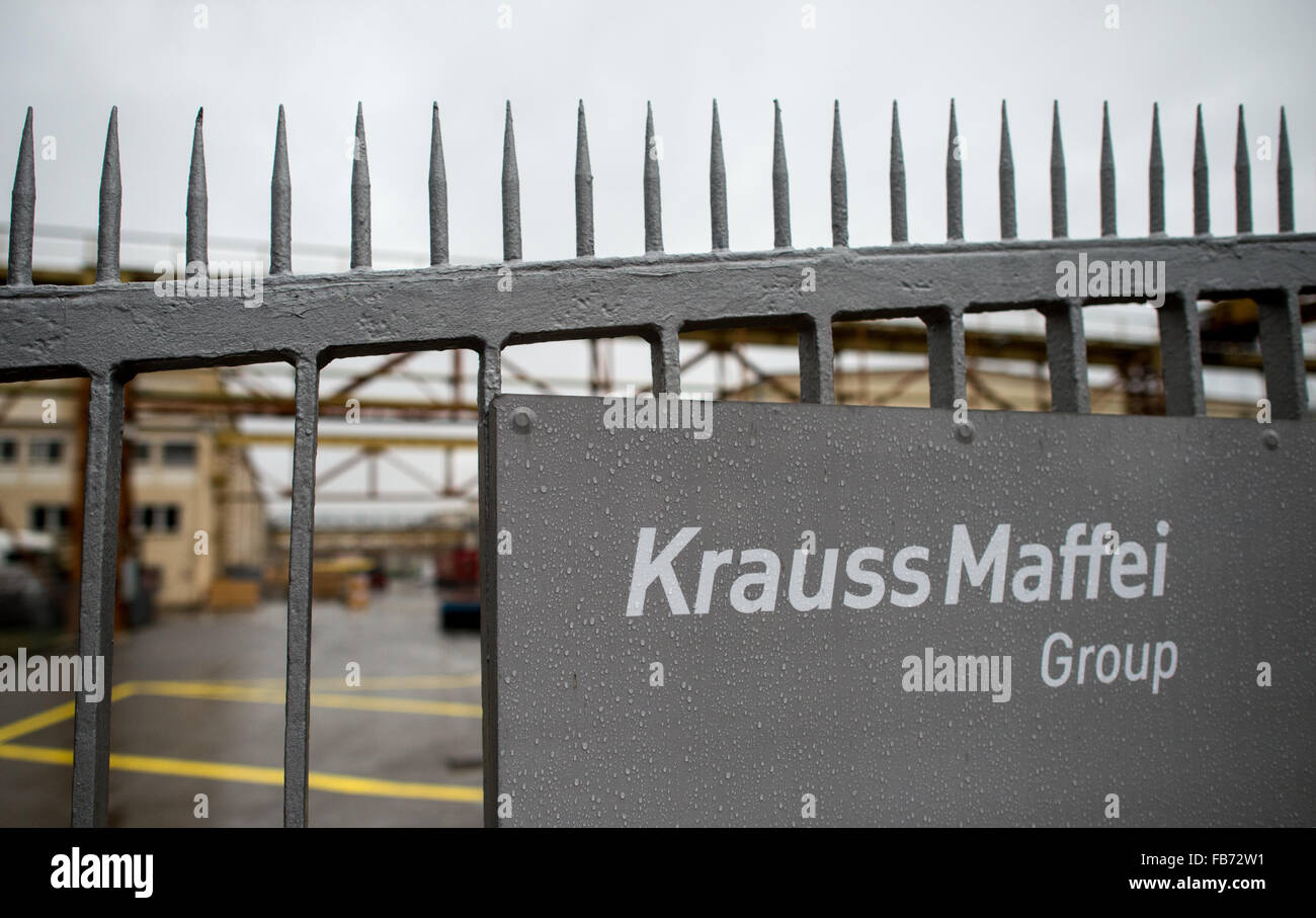 Le logo de la société de la "Groupe KraussMaffei' est vu à l'entrée de l'usine motifs sur un jour de pluie dans Allach près de Munich, Allemagne, 11 janvier 2016. Les Chinois ChemChina group prend le constructeur de machines d'Onex pour 925 millions d'euros groupe. Photo : Matthias Balk/dpa Banque D'Images