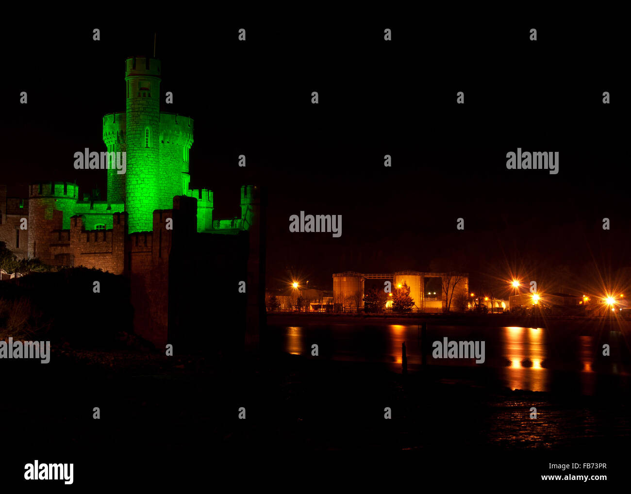 Blackrock Castle à Cork, Irlande baigne dans une teinte verte sur la nuit de la Saint-Patrick. Banque D'Images