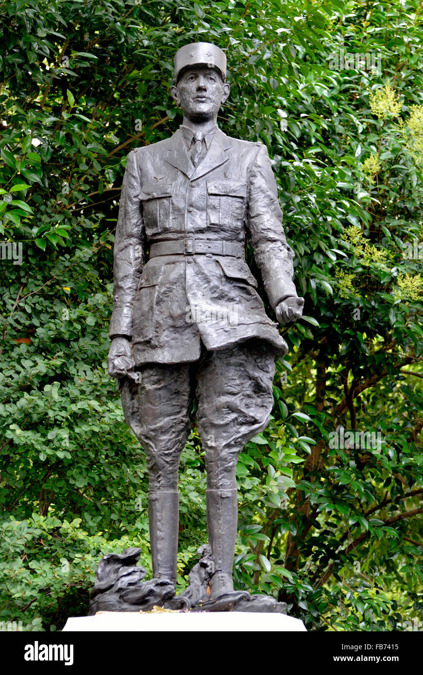 Londres, Angleterre, Royaume-Uni. Statue : le général Charles de Gaulle (1890-1970) dans la région de Carlton Gardens par Angela Corner, dévoilé 1993 Banque D'Images