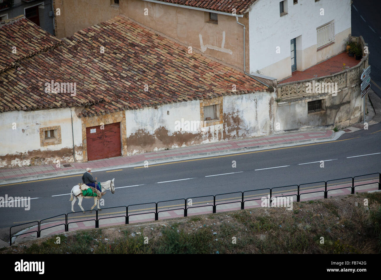 3/10/15 l'homme sur l'âne, Cervera de Rio Alhama, La Rioja, Espagne Banque D'Images