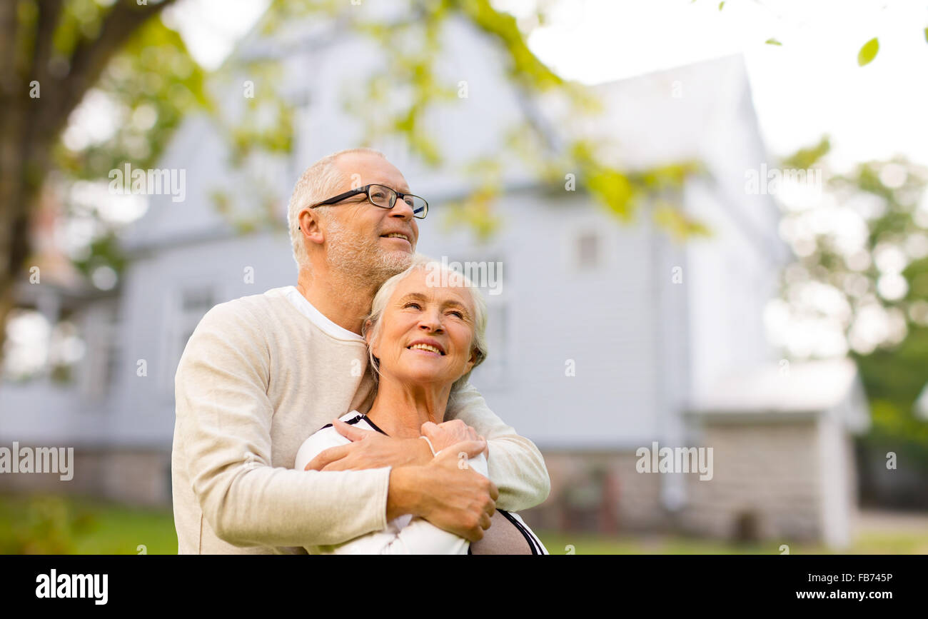 Senior couple hugging plus vivant chambre historique Banque D'Images