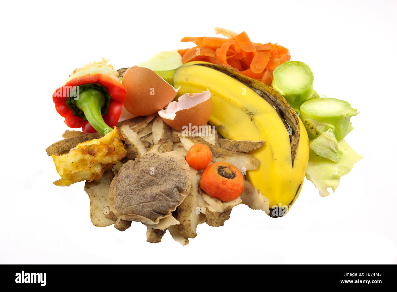 Les déchets alimentaires des ménages comprenant des fruits, des pelures de légumes les sachets de thé et coquilles d'œufs pour l'ajout d'un tas de compost de jardin. Banque D'Images