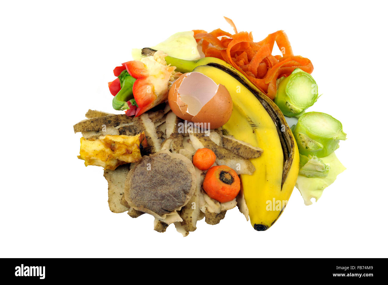 Les déchets alimentaires des ménages comprenant des fruits, des pelures de légumes les sachets de thé et coquilles d'œufs pour l'ajout d'un tas de compost de jardin. Banque D'Images