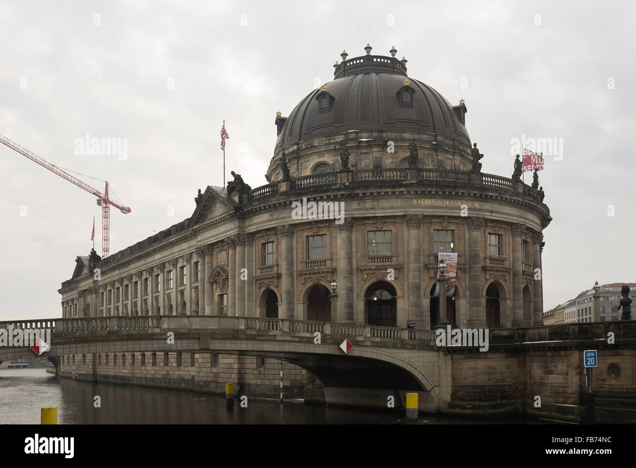 BERLIN - 10 janvier : Le Musée de Bode sur Janvier 10, 2016 à Berlin. Vue de côté de l'édifice historique préservé. Banque D'Images