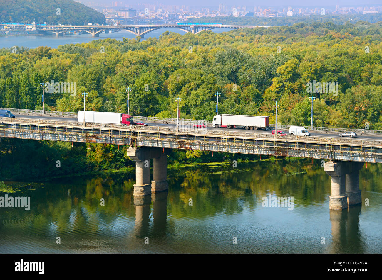 Camions sur un pont sur la rivière dans la ville. Kiev, Ukraine Banque D'Images