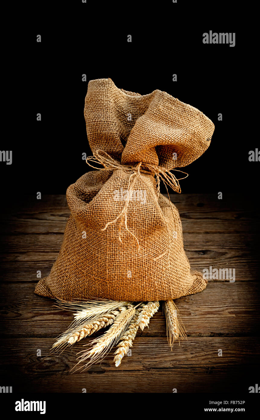 La farine dans un sac sur une table en bois Banque D'Images