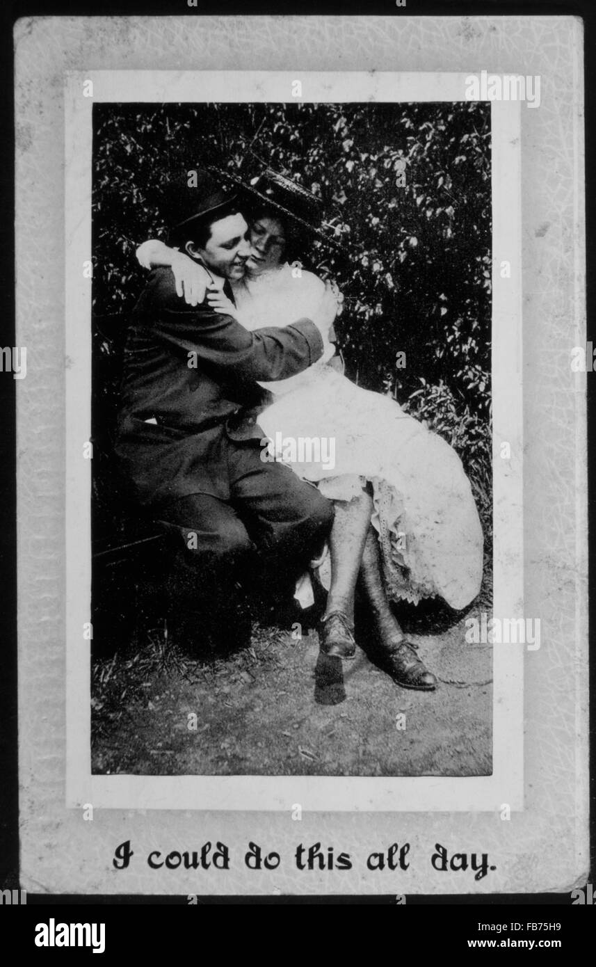 Couple romantique, "Je pourrais faire cela toute la journée', carte postale, 1913 Banque D'Images