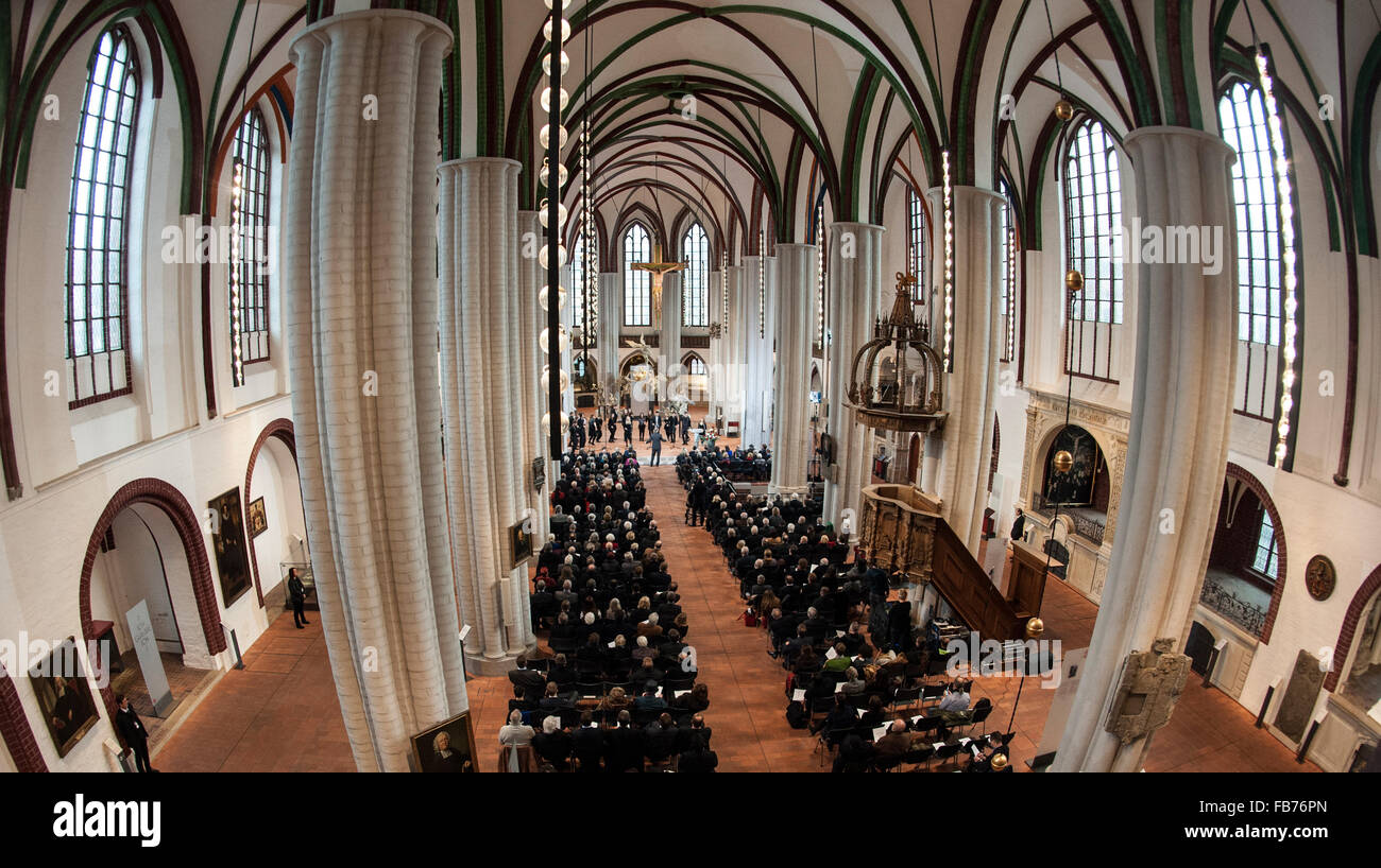 Les invités assistent à la cérémonie marquant le 25e anniversaire de la réunion inaugurale du premier parlement de l'état élu librement de tous de Berlin après la réunification allemande, à la Saint-Nicolas, église à Berlin, Allemagne, 11 janvier 2016. Photo : PAUL ZINKEN/dpa Banque D'Images