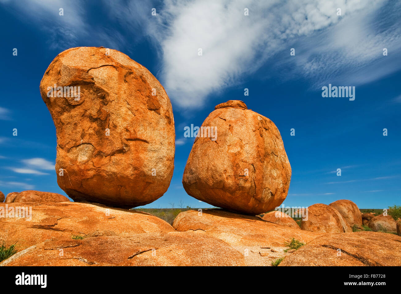 Rock formation des Devils Marbles parfaitement en équilibre. Banque D'Images