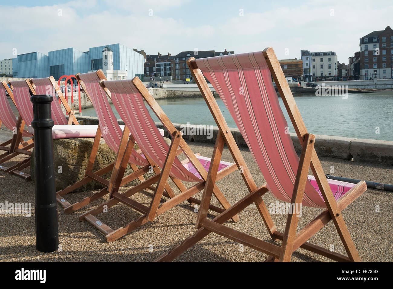 Turner avec chaises longues contemporain Banque D'Images