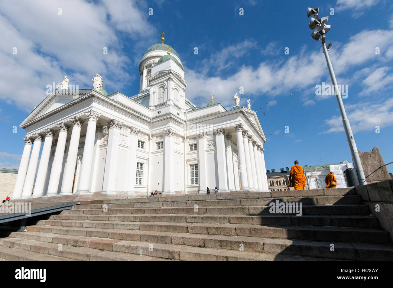 Deux moines bouddhistes visiter la Cathédrale d'Helsinki, la place du Sénat. Kruununhaka, Helsinki, Finlande Banque D'Images