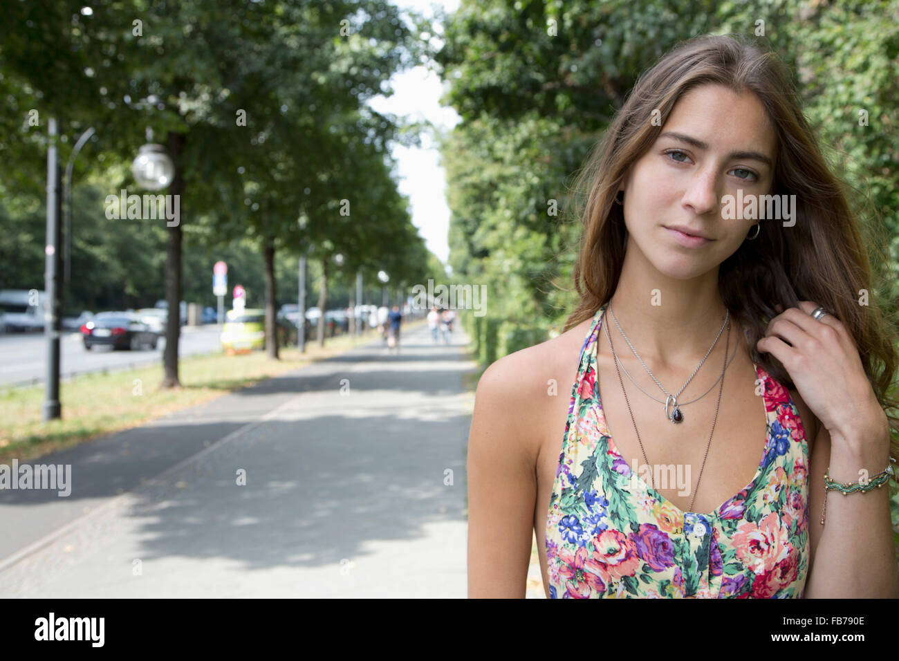 Jeune femme dans la rue, portrait Banque D'Images