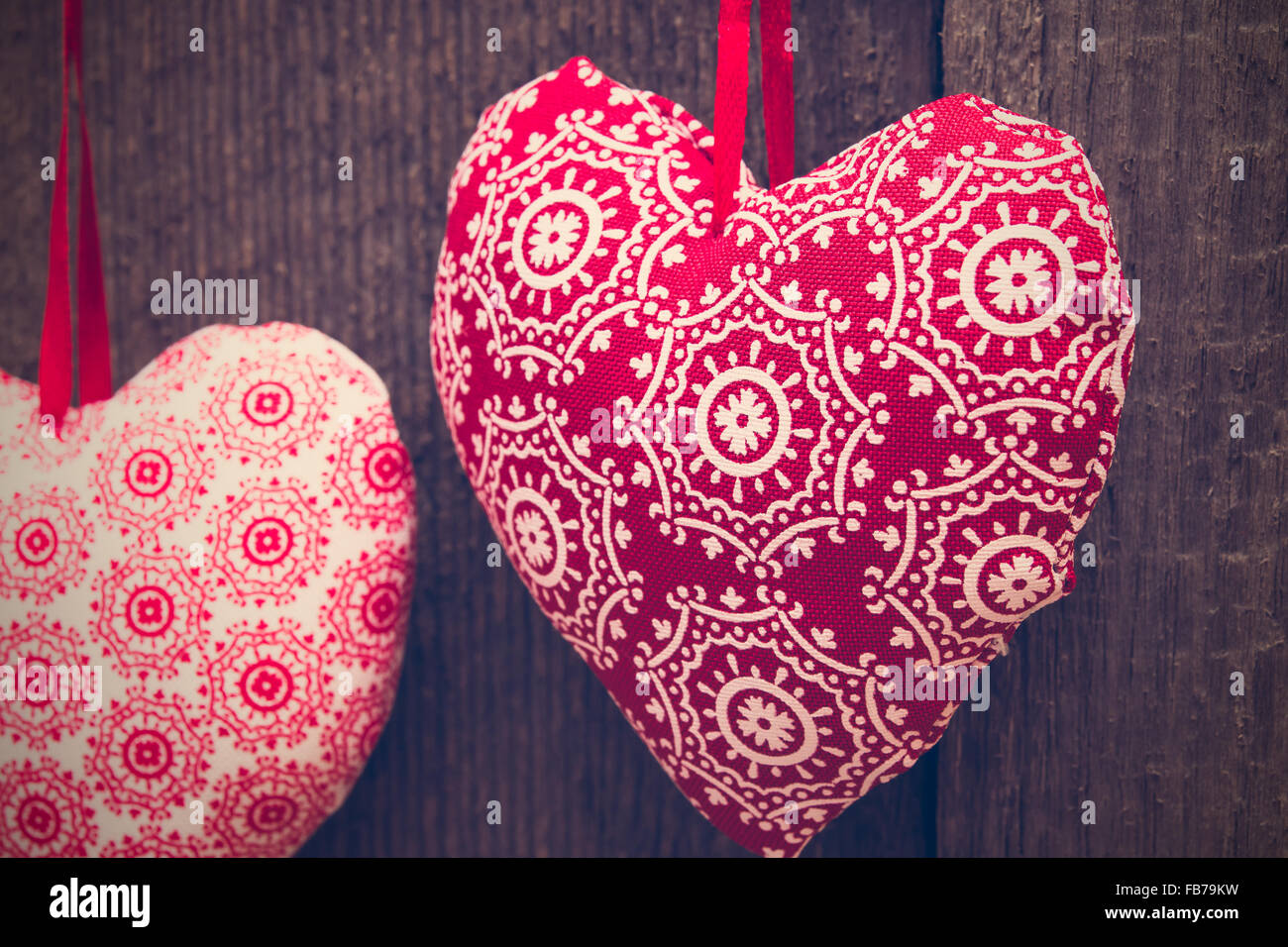 Valentines Day background with handmade toy coeur sur fond de bois. Selective focus, tonique Banque D'Images