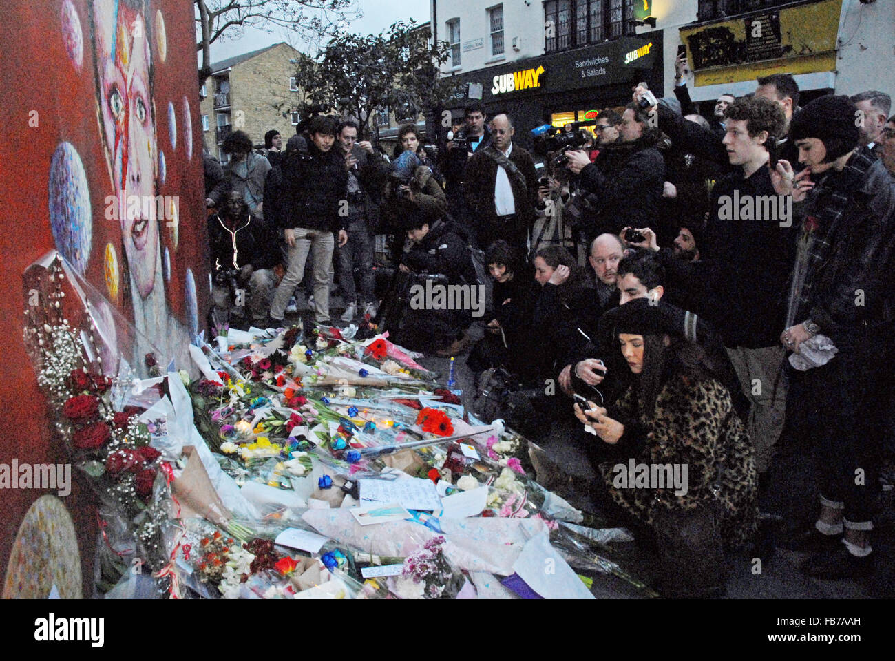 Londres, Royaume-Uni, 11 janvier 2016, la foule recueillie et des fleurs et des bougies ont été allumées à la murale de David Bowie en face de la station de métro de Brixton. Credit : JOHNNY ARMSTEAD/Alamy Live News Banque D'Images