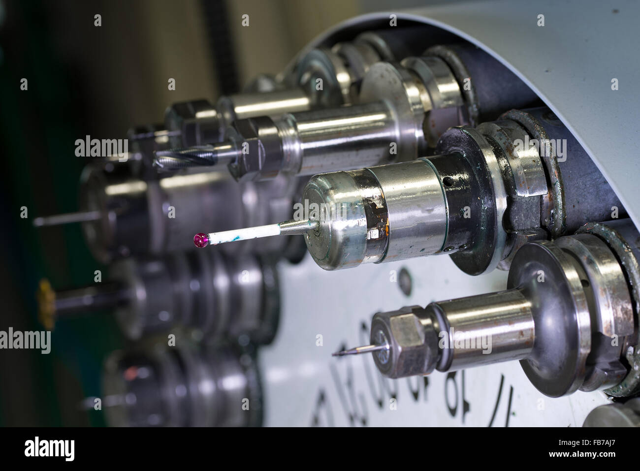 La rotation de la tête avec la machine de forage bits et des outils dans une usine de mécanique de haute précision à tour CNC en atelier Banque D'Images