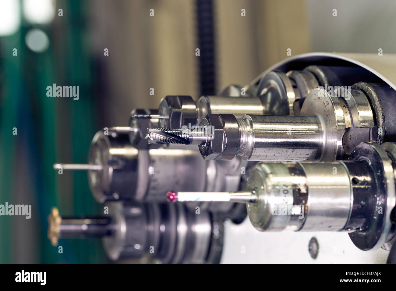 La rotation de la tête avec la machine de forage bits et des outils dans une usine de mécanique de haute précision à tour CNC en atelier Banque D'Images