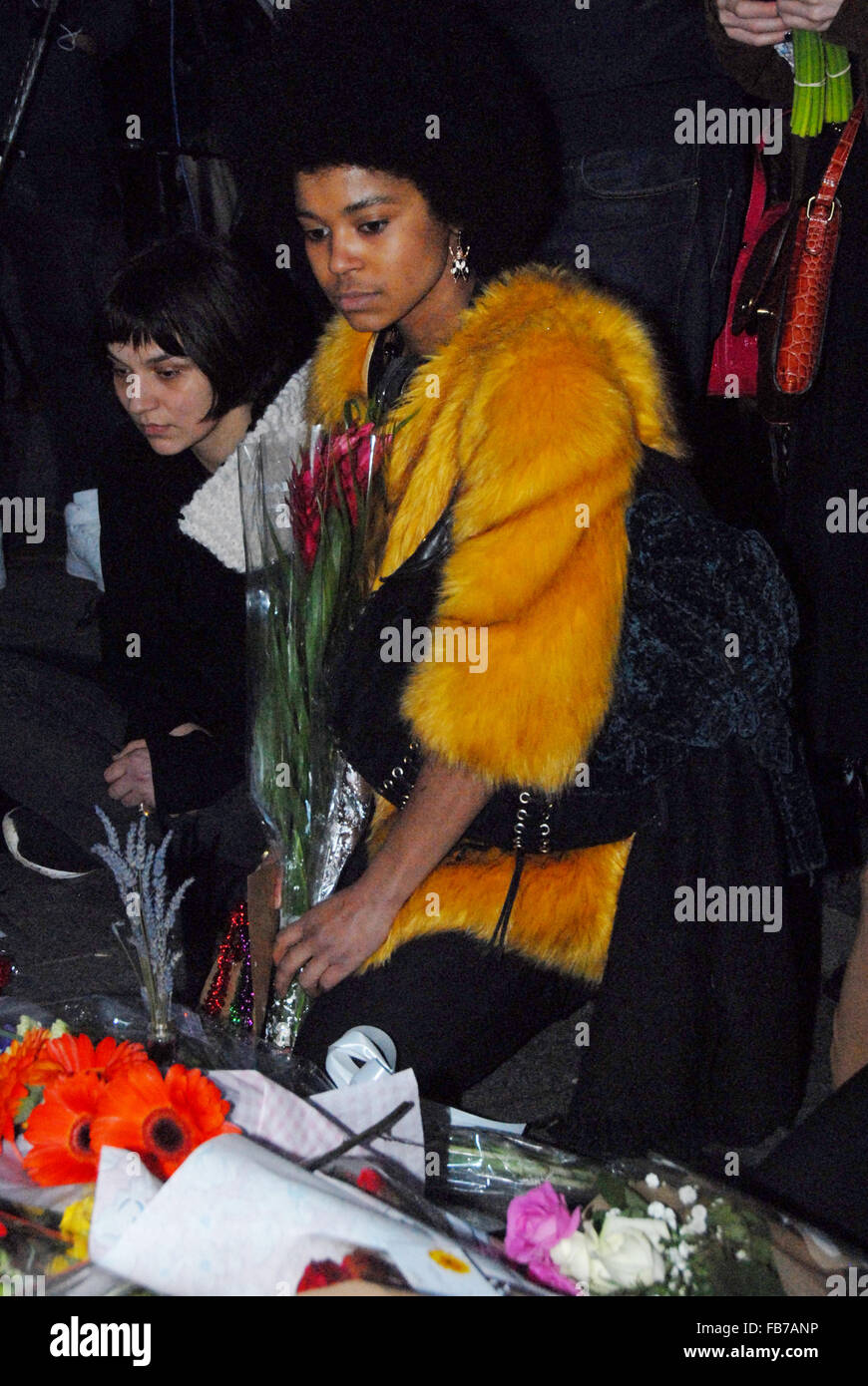 Londres, Royaume-Uni, 11 janvier 2016, la foule recueillie et des fleurs et des bougies ont été allumées à la murale de David Bowie en face de la station de métro de Brixton. Credit : JOHNNY ARMSTEAD/Alamy Live News Banque D'Images