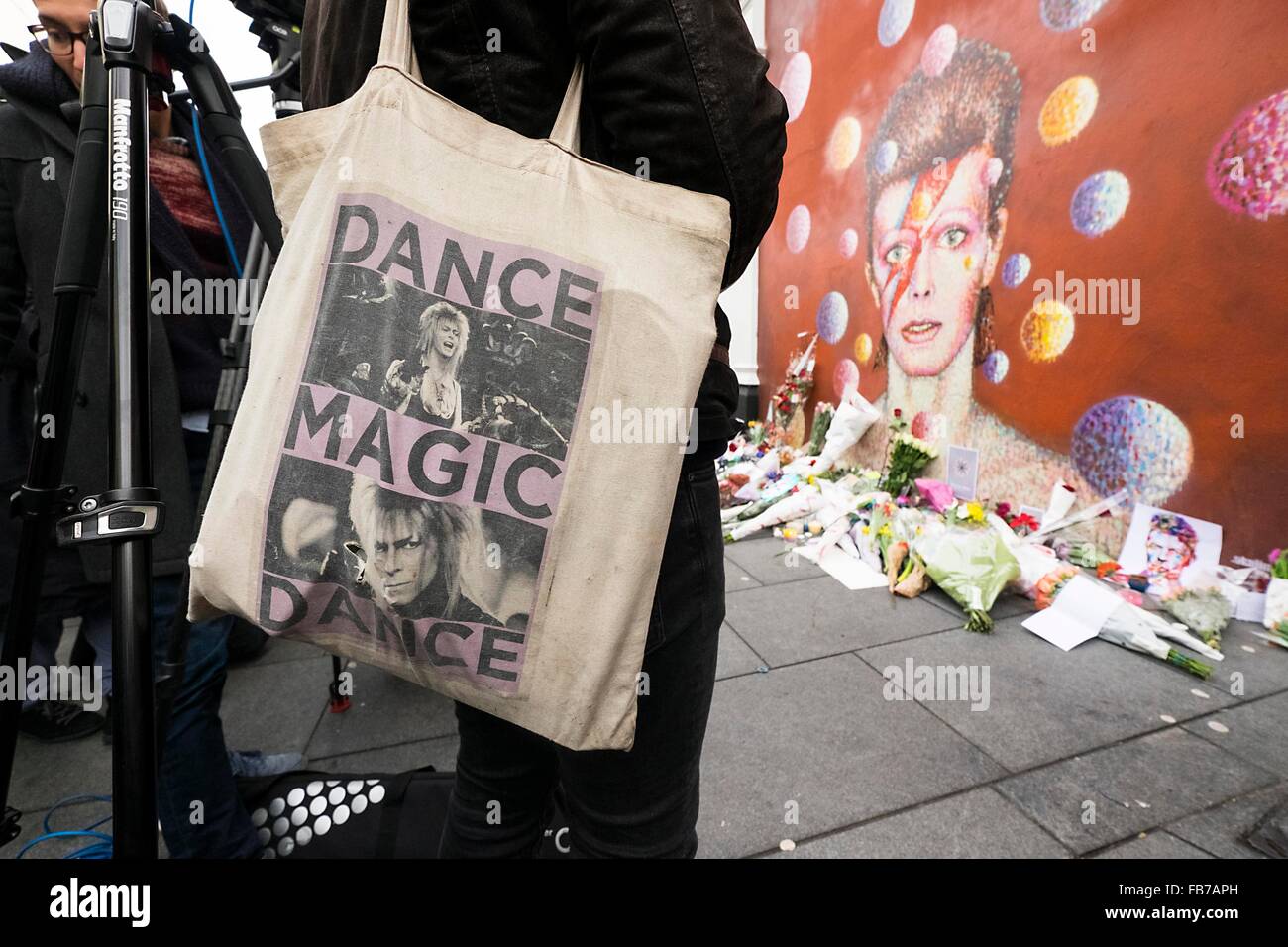 Londres, Grande-Bretagne. Jan 11, 2016. Fans de rendre hommage avec des fleurs et des messages à une murale de David Bowie à Brixton, dans le sud de Londres, Grande-Bretagne, le 11 janvier 2016. David Bowie, le célèbre chanteur-compositeur britannique est décédé dimanche, deux jours seulement après son 69e anniversaire, sa famille a annoncé lundi lors d'une brève déclaration. © Ray Tang/Xinhua/Alamy Live News Banque D'Images