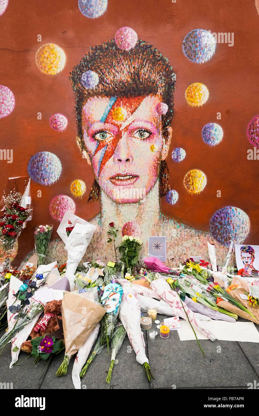 Londres, Grande-Bretagne. Jan 11, 2016. Fans de rendre hommage avec des fleurs et des messages à une murale de David Bowie à Brixton, dans le sud de Londres, Grande-Bretagne, le 11 janvier 2016. David Bowie, le célèbre chanteur-compositeur britannique est décédé dimanche, deux jours seulement après son 69e anniversaire, sa famille a annoncé lundi lors d'une brève déclaration. © Ray Tang/Xinhua/Alamy Live News Banque D'Images