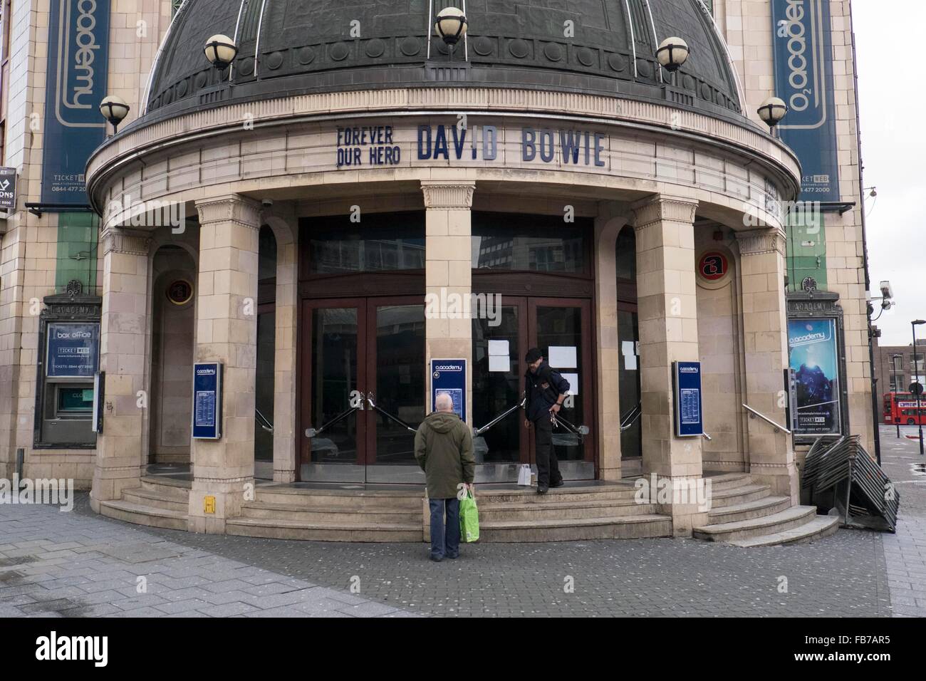 Londres, le sud de Londres, au Royaume-Uni. Jan 11, 2016. Brixton Academy music lieu paie son hommage à David Bowie à Brixton, dans le sud de Londres, Angleterre le 11 janvier 2016. David Bowie, le célèbre chanteur-compositeur britannique est décédé dimanche, deux jours seulement après son 69e anniversaire, sa famille a annoncé lundi lors d'une brève déclaration. © Ray Tang/Xinhua/Alamy Live News Banque D'Images