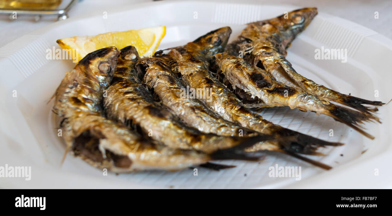 Les sardines fraîchement préparé servi à Torremolinos sur le Sud de l'Espagne. Banque D'Images
