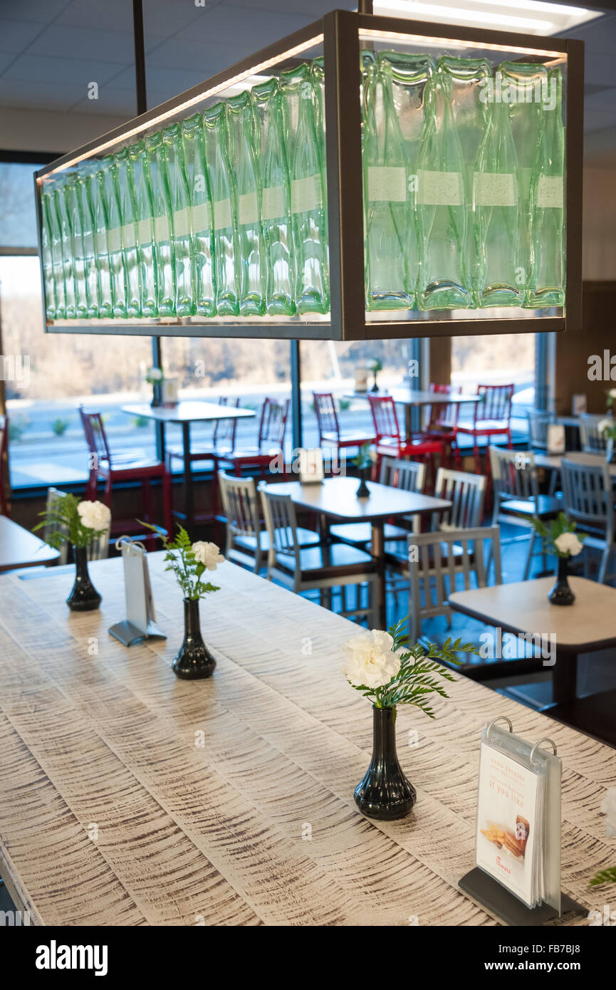 Chick-fil-A Muskogee's table communautaire et bouteille de Coca-Cola d'appareils d'éclairage dans leur salle à manger intérieure. Banque D'Images