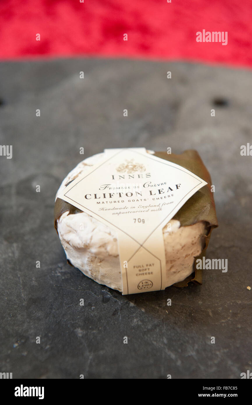 Clifton Leaf est un végétarien, non pasteurisé, fromage à pâte demi-ferme à base de lait de chèvre. Un moule fromage affiné. Innes Banque D'Images