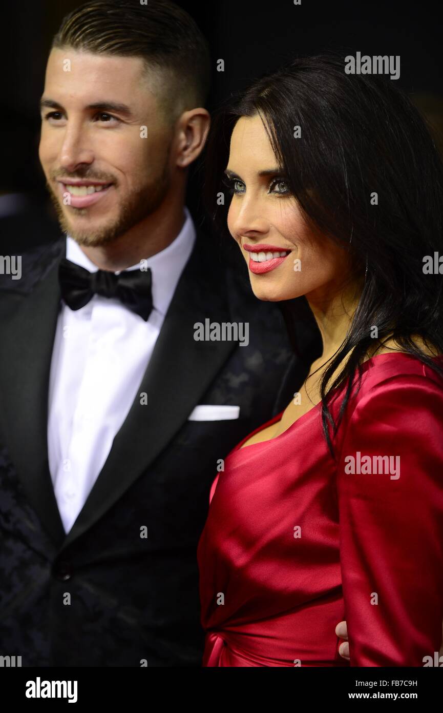 Zurich, Suisse. Jan 11, 2016. SERGIO RAMOS, le défenseur du Real Madrid et sa femme Pilar RUBIO pose pour des photos sur le tapis rouge lors de l'arrivée pour 2015 FIFA Ballon d'or au Gala Kongresshaus de Zurich. Credit : Marcio Machado/ZUMA/Alamy Fil Live News Banque D'Images