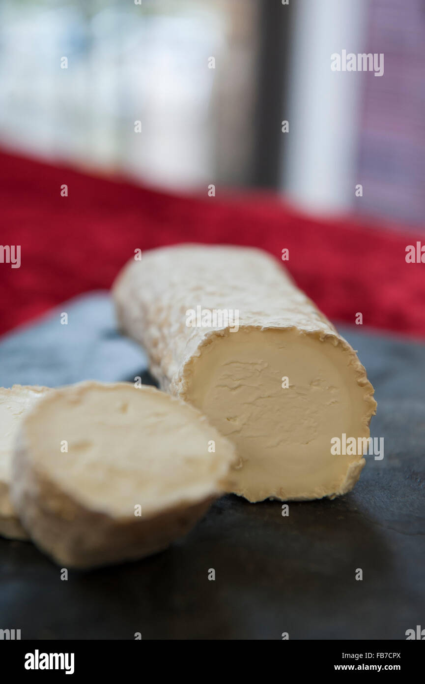 Fromage de chèvre mûri avec journal de blanc crème croûte du moule. Ragstone par Neil's Yard Banque D'Images