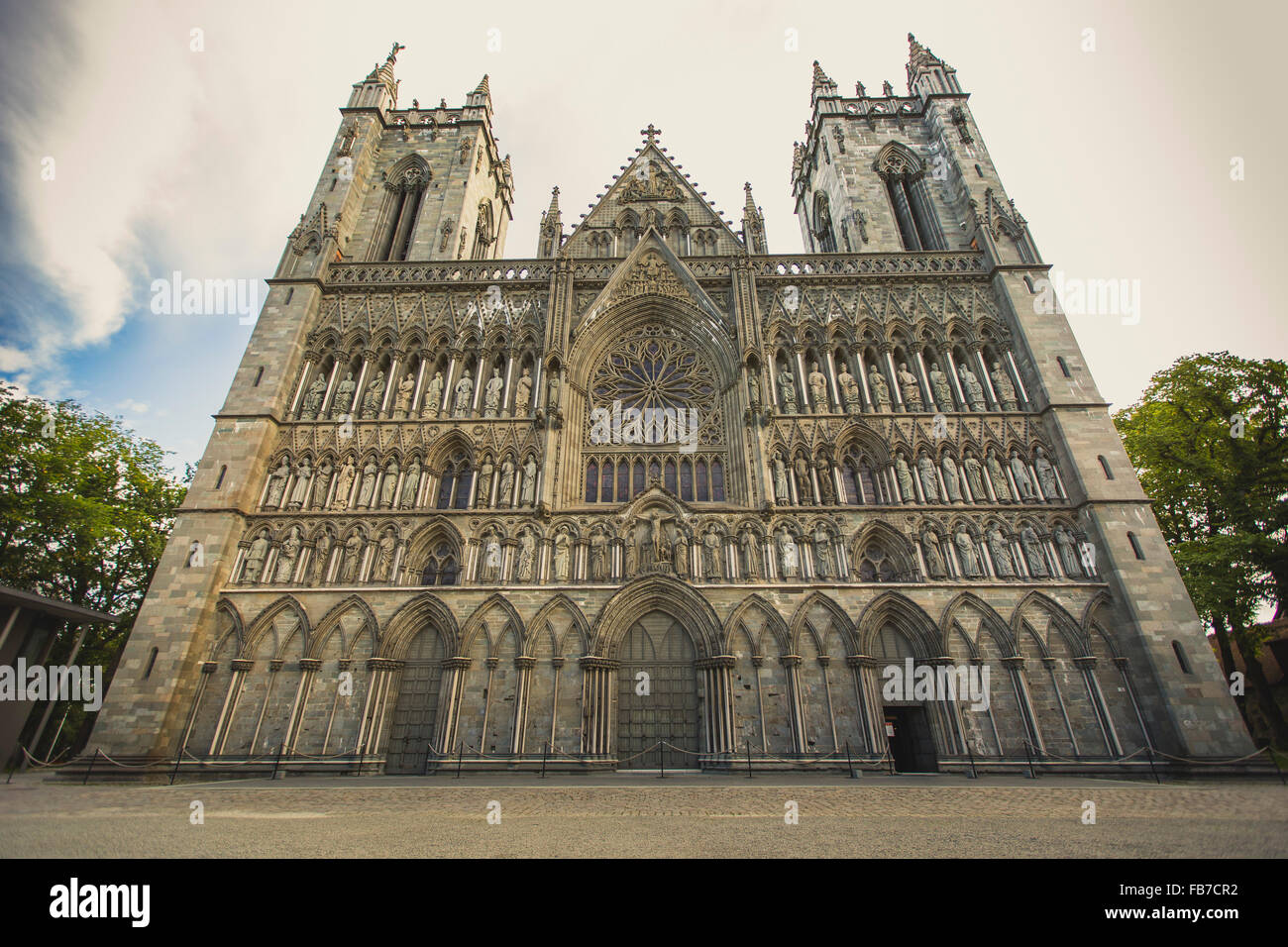 Low angle view of cathedral against sky Banque D'Images