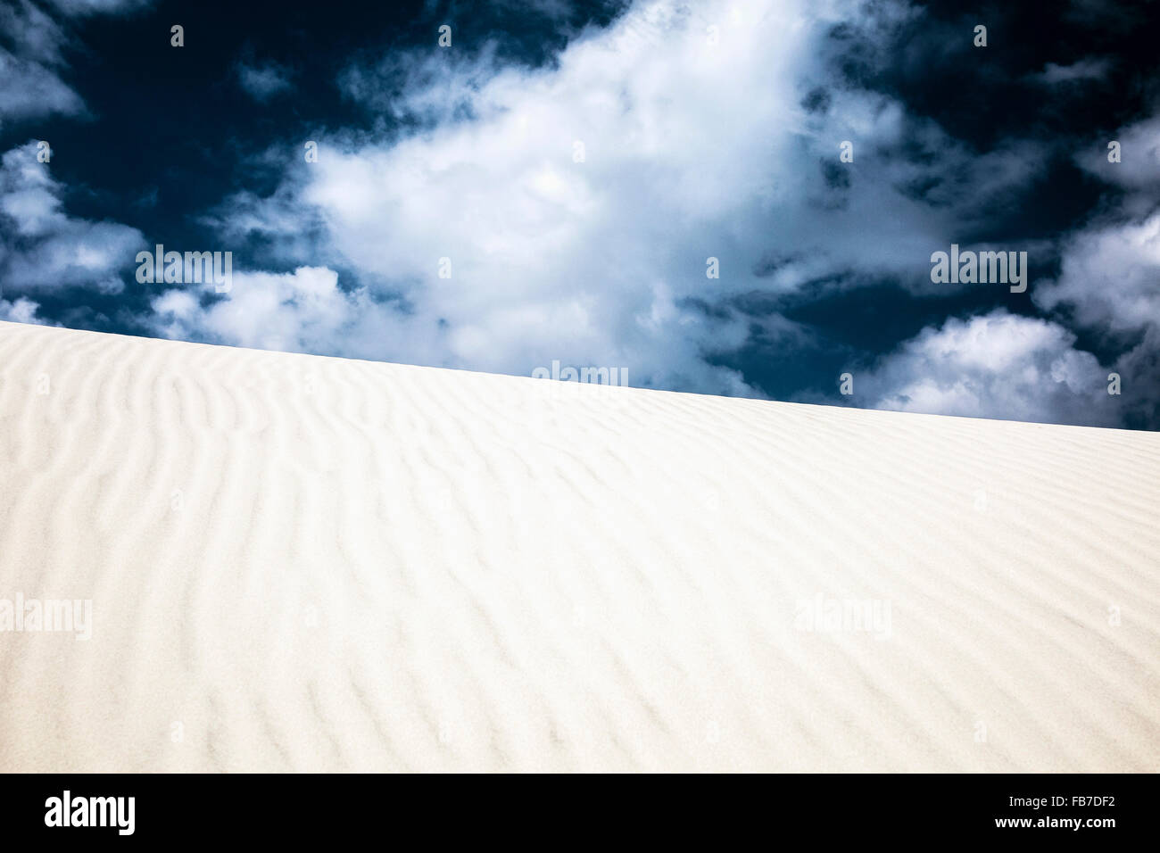 Régime des vagues sur la plage contre le ciel Banque D'Images