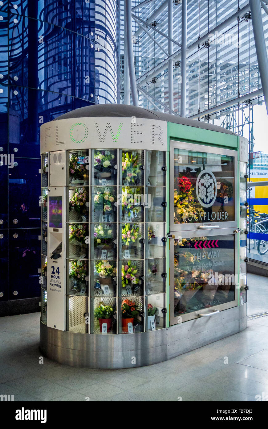 Distributeur automatique de fleurs fraîches à Blackfriars station, London, UK. Banque D'Images
