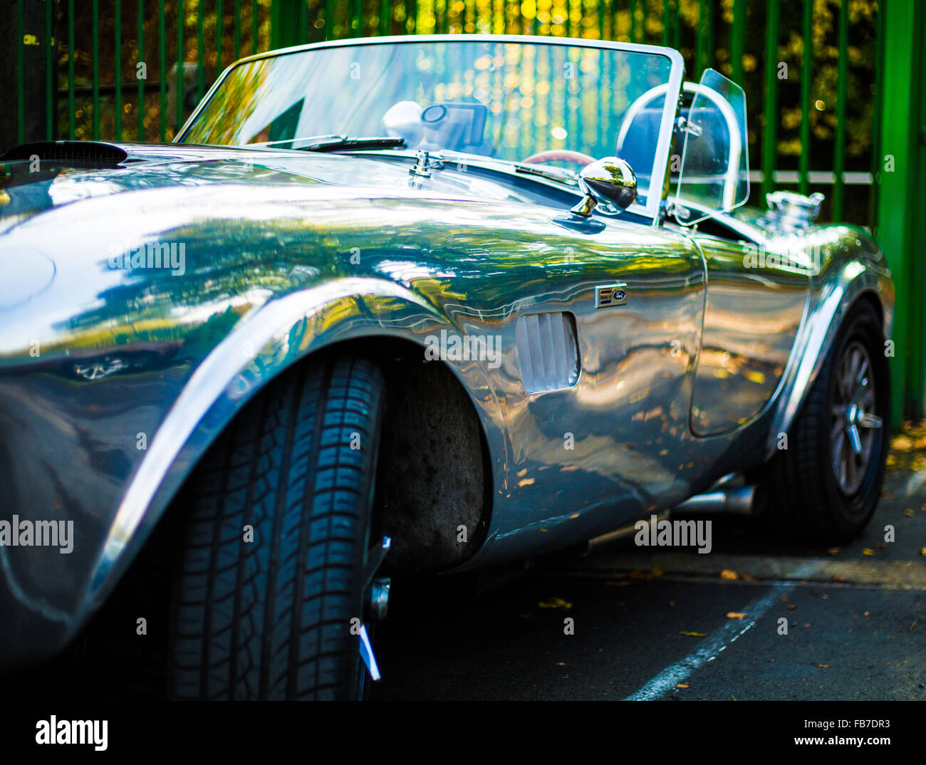 Corps en aluminium AC Cobra convertible pilotes avant vue de côté Banque D'Images