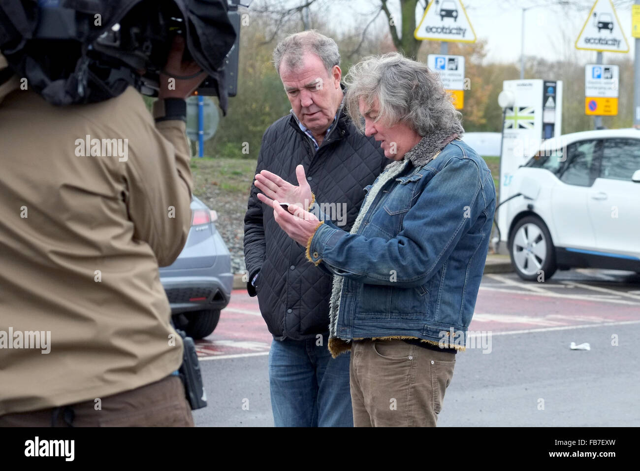 Jeremy Clarkson et James May de filmer à la lecture d'une station-service, l'Angleterre, le 24 novembre 2015, pour leur nouveau spectacle d'Amazone. Banque D'Images