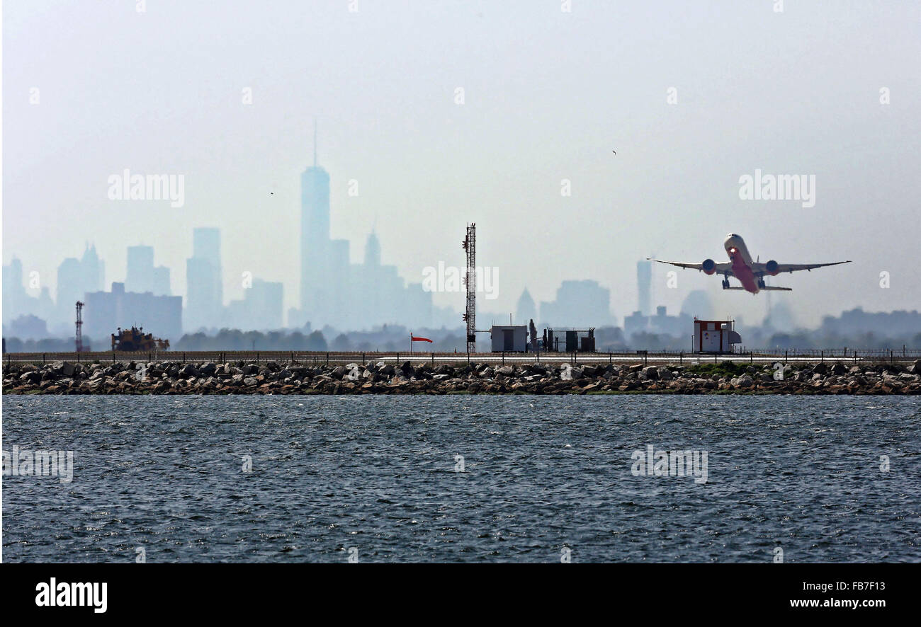 Un avion décolle de l'aéroport JFK dans un contexte de la vague de nouveaux toits de New York. Banque D'Images