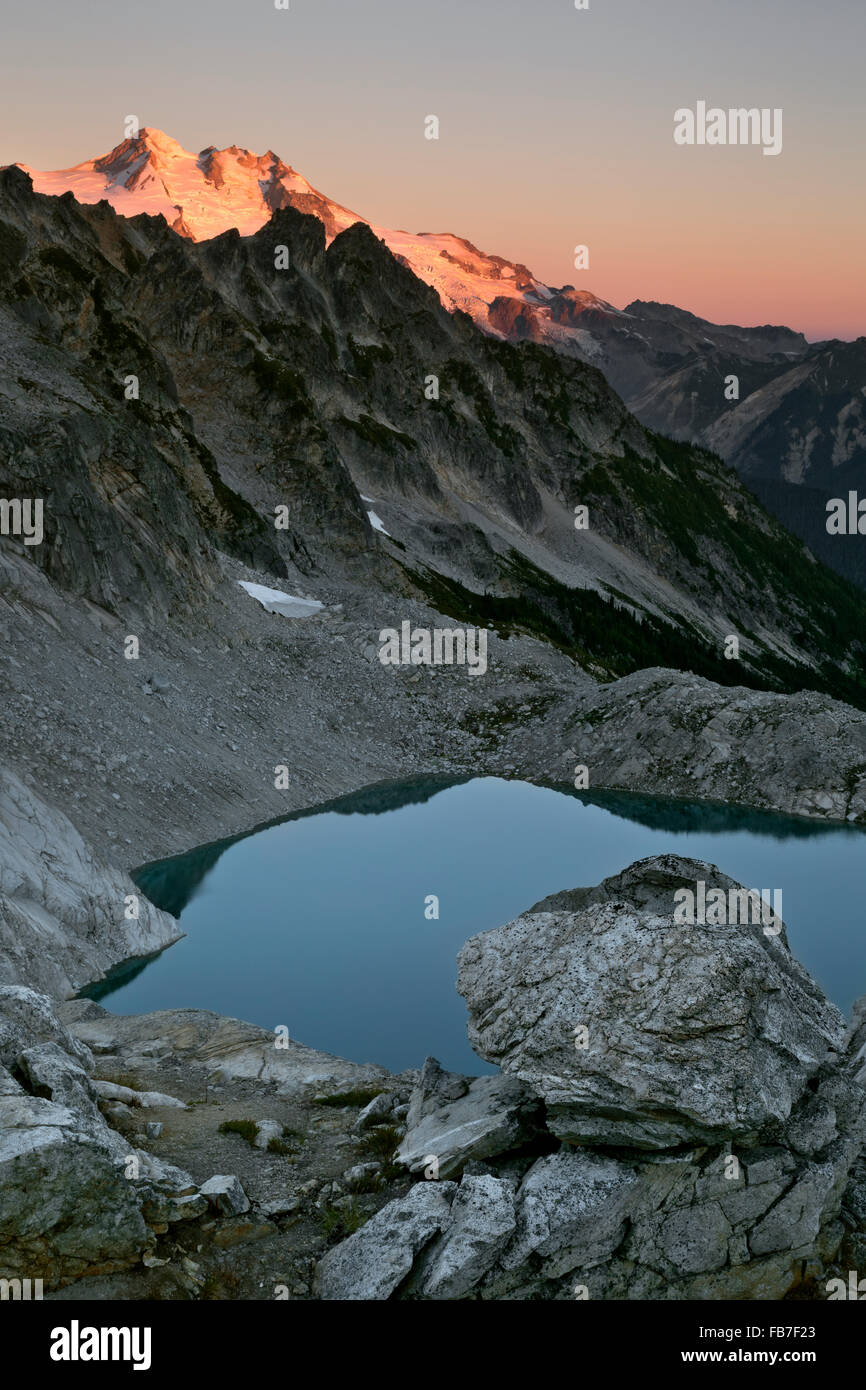 WASHINGTON - Le Lac de la triade et le lever du soleil sur le Glacier Peak Wilderness Area Glacier Peak. Banque D'Images