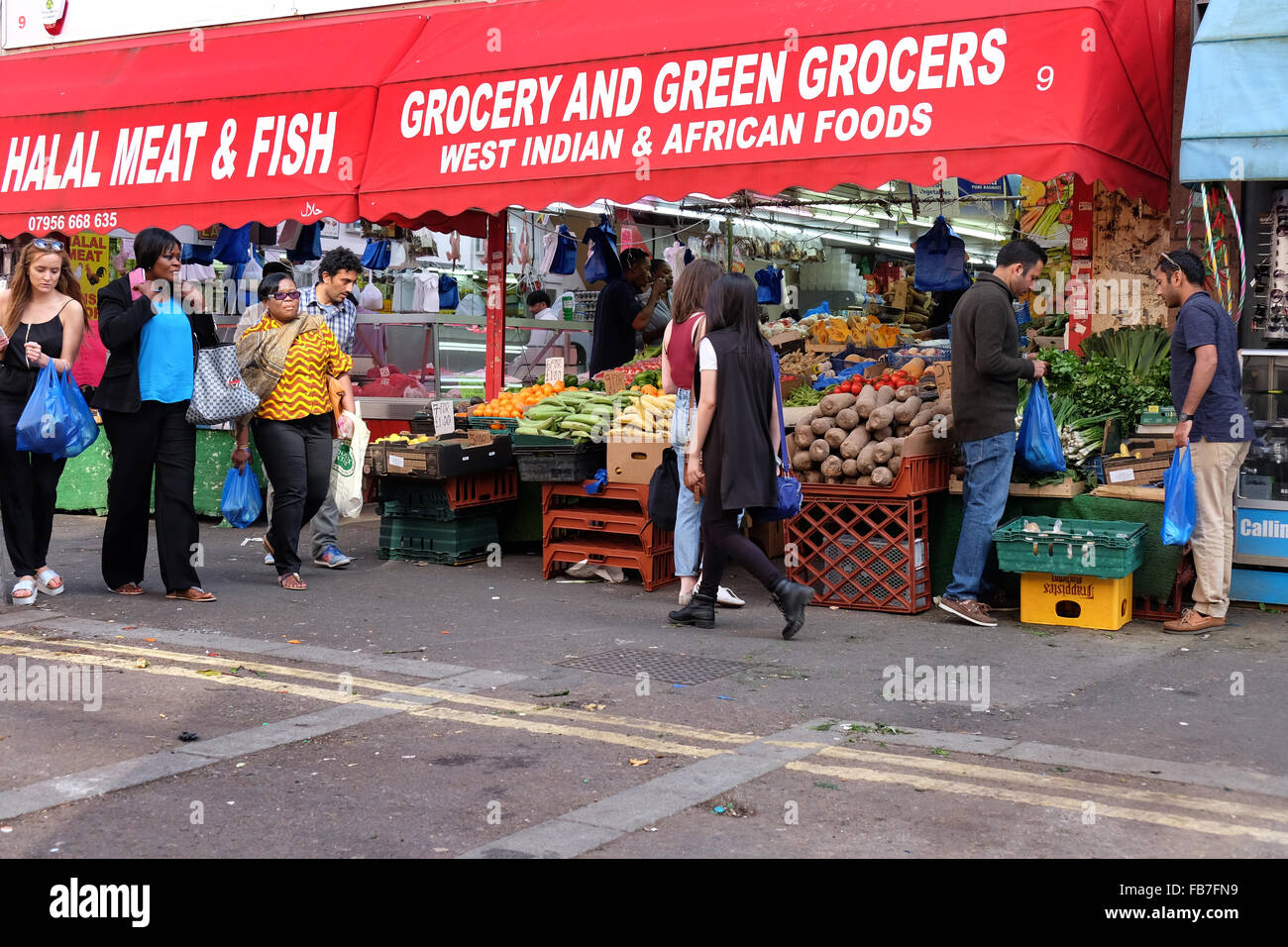 Affichage des fruits et légumes en face de légumes à Brixton dans le sud de Londres Banque D'Images
