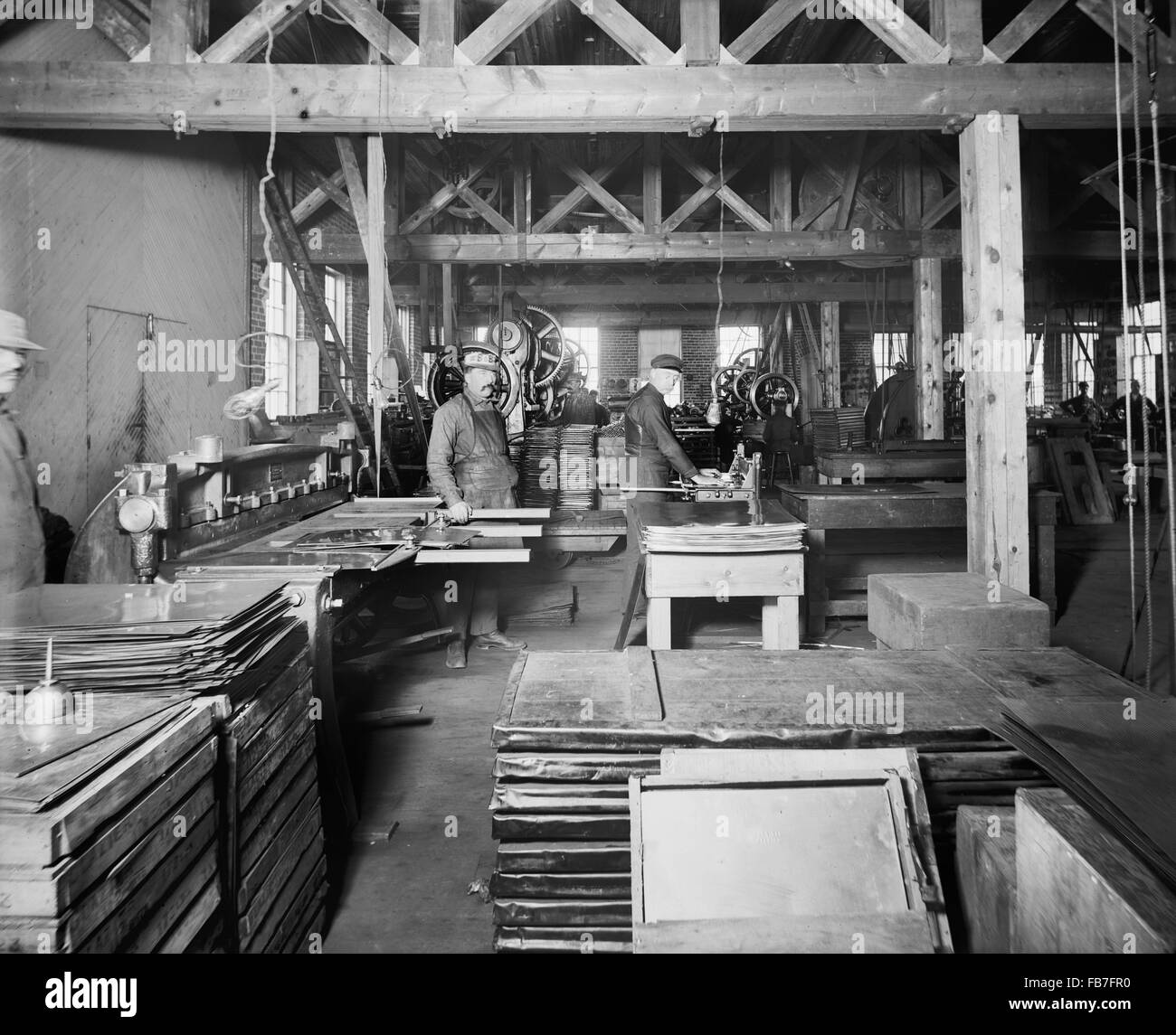 Les travailleurs de la salle des machines, Glazier Cuisinière Company, Chelsea, Michigan, USA, 1905 Banque D'Images