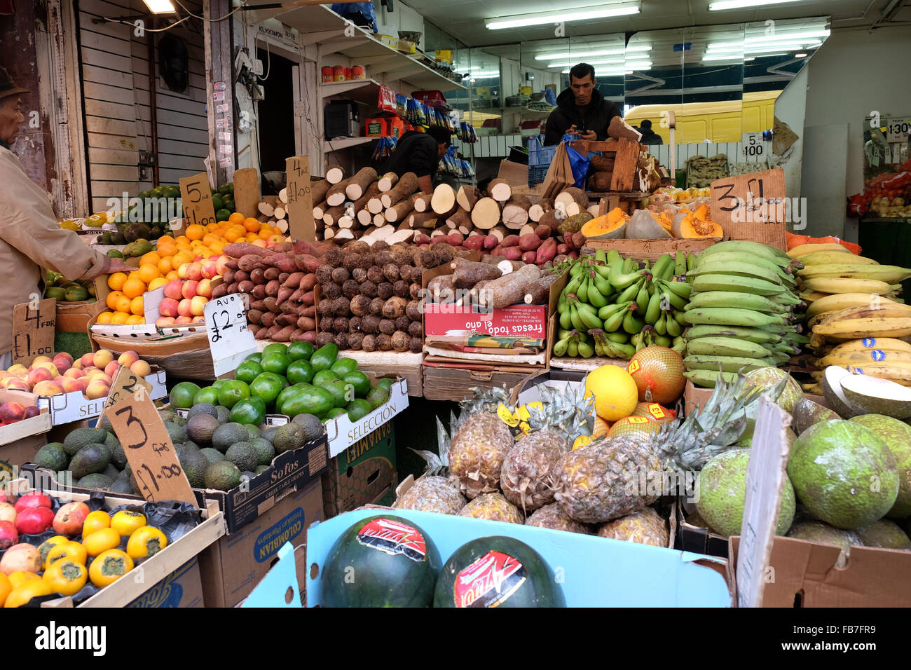Affichage des fruits et légumes en face de légumes à Brixton dans le sud de Londres Banque D'Images