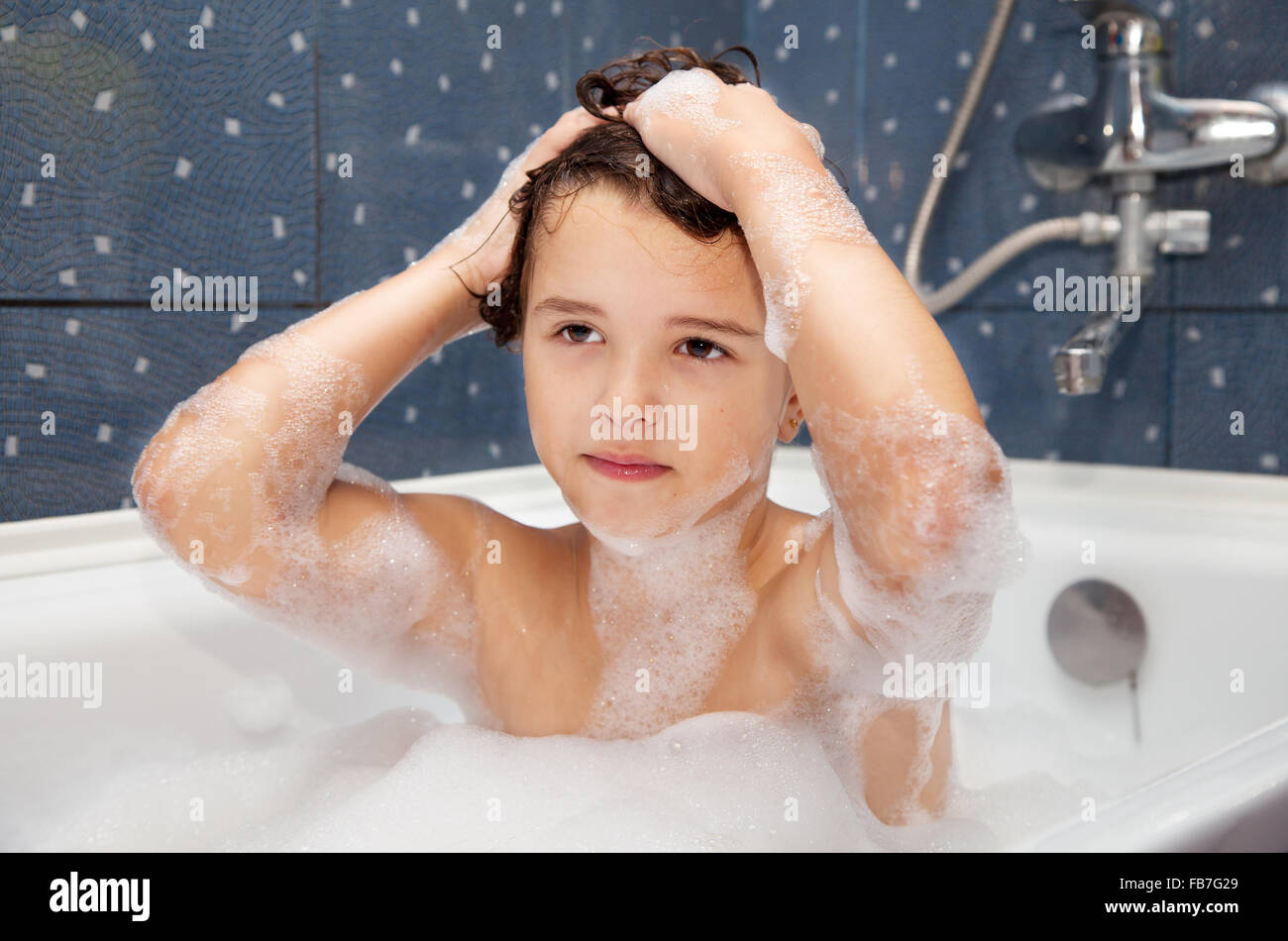 Petite fille se lave la tête dans la baignoire libre Photo Stock - Alamy