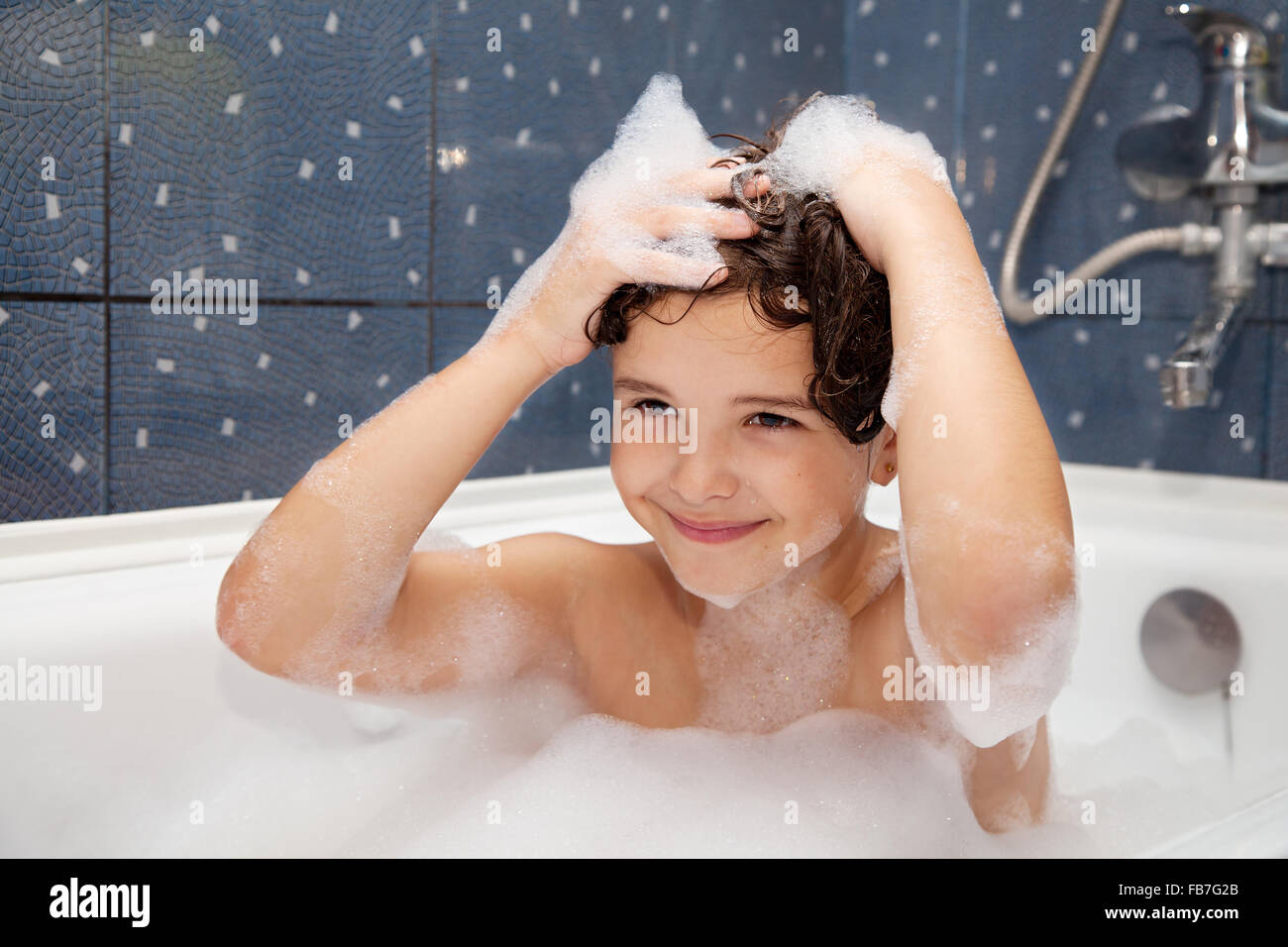 Petite fille se lave la tête dans la baignoire libre Photo Stock - Alamy