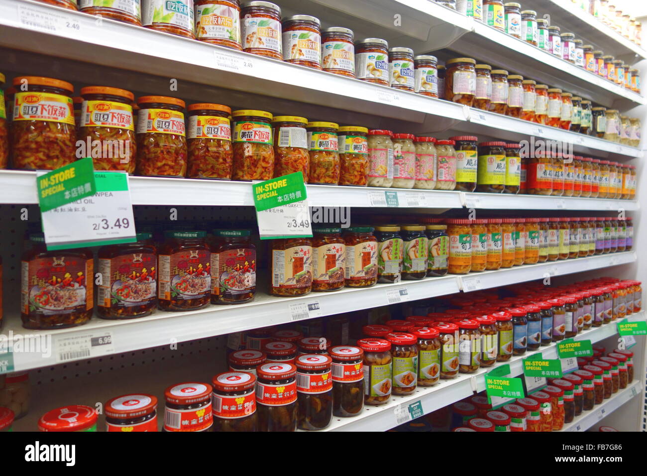 Produits de la cuisine asiatique en pots dans un supermarché à Toronto, Canada Banque D'Images