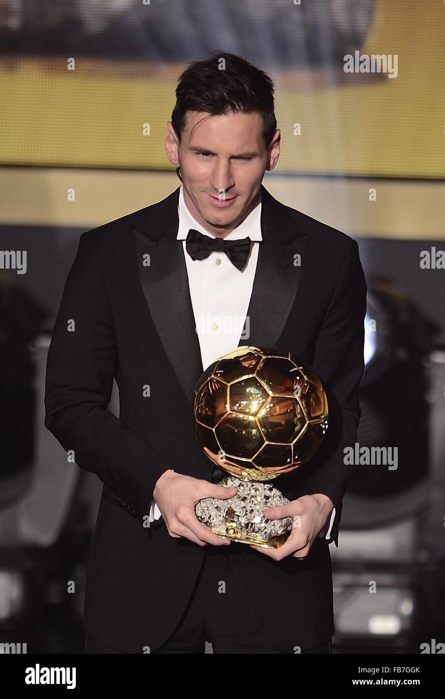 Zurich, Suisse. Jan 11, 2016. FC. Le joueur de Barcelone Lionel Messi  (Argentine) gagnant de la FIFA Ballon d'or 2015 pose avec son trophée lors  du Gala du Joueur Mondial de la