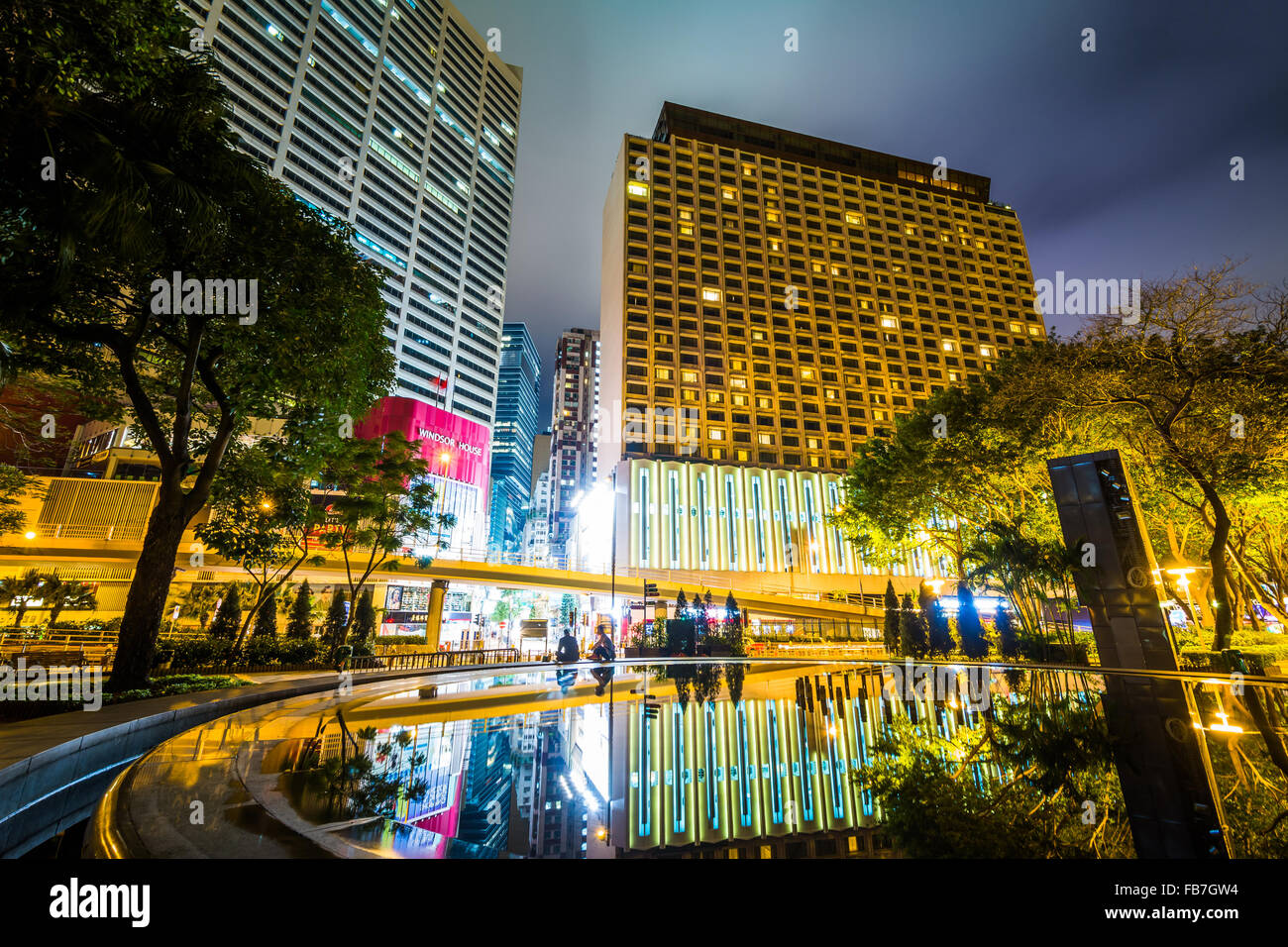 Gratte-ciel et une fontaine au parc Victoria de nuit, à Causeway Bay, Hong Kong, Hong Kong. Banque D'Images