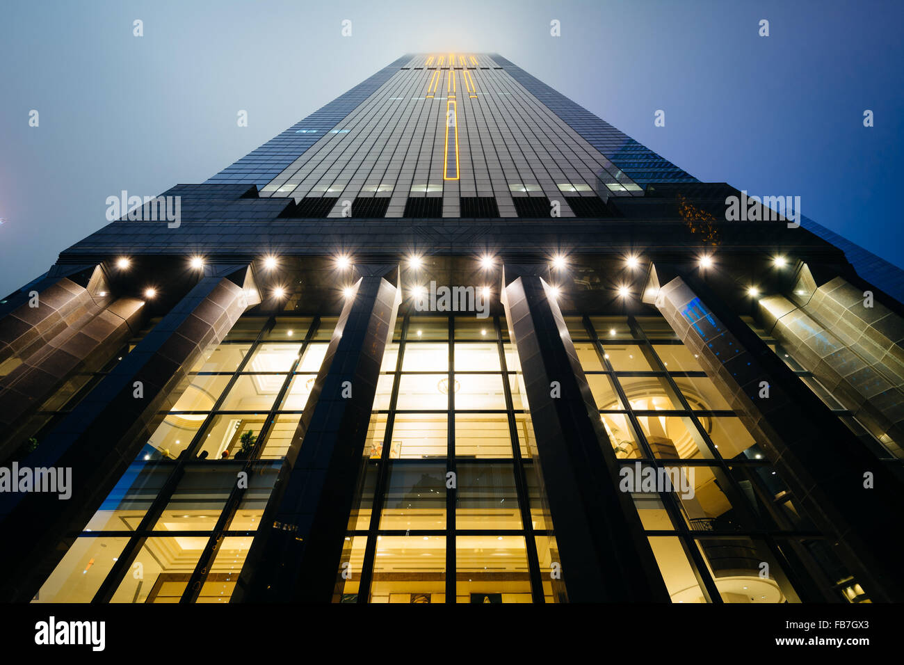 Gratte-ciel moderne de nuit, à Wan Chai, Hong Kong, Hong Kong. Banque D'Images