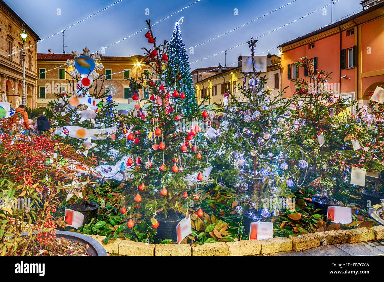 Anciens palais et décorations de Noël dans les rues d'un village médiéval dans la campagne de la Romagne, Italie Banque D'Images