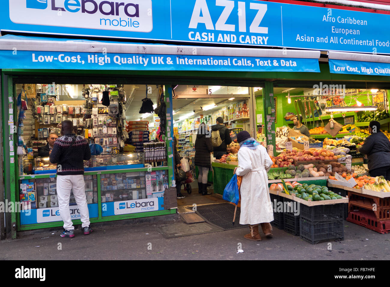 Cash and carry shop dans les rues de Brixton dans le sud de Londres Banque D'Images