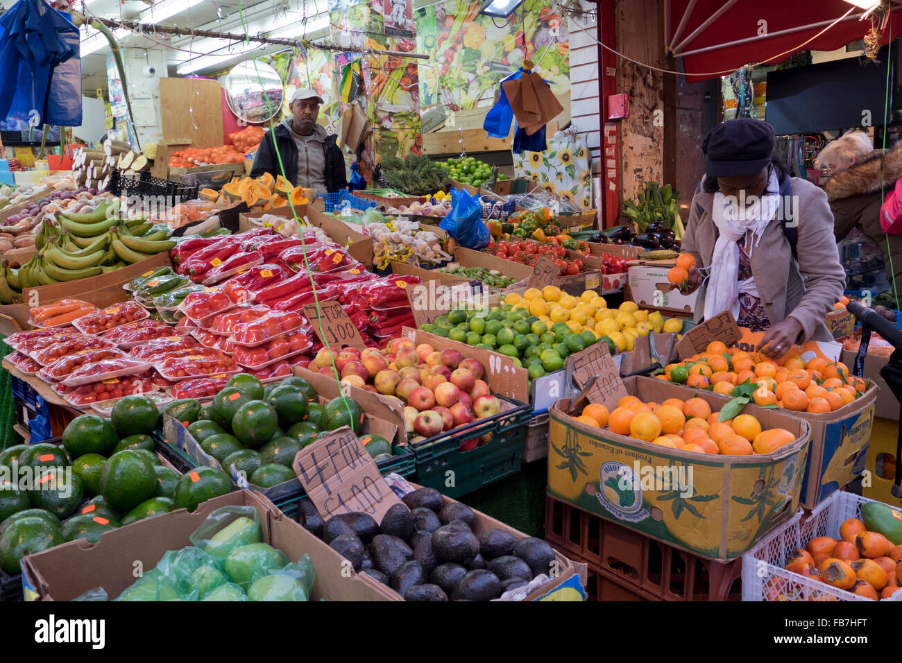 Affichage des fruits et légumes en face de légumes à Brixton dans le sud de Londres Banque D'Images