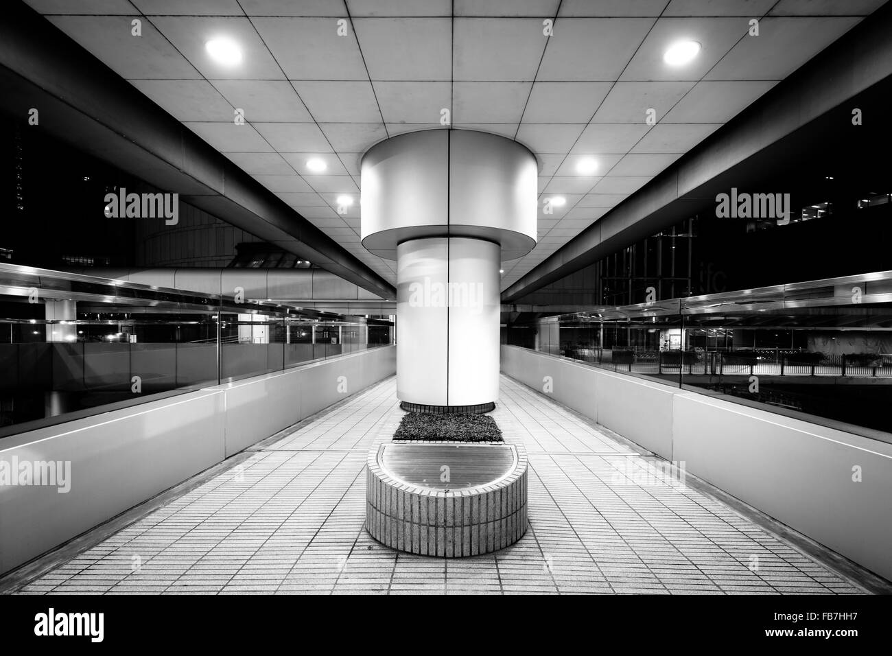 Passerelle surélevée dans la nuit, au niveau central, à Hong Kong, Hong Kong. Banque D'Images